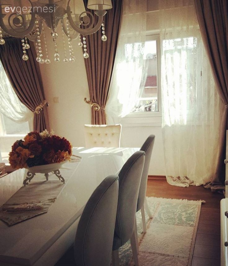 Pastel kahverengi, mavi ve beyazla zerafetin şıklıkla buluştuğu bir ev