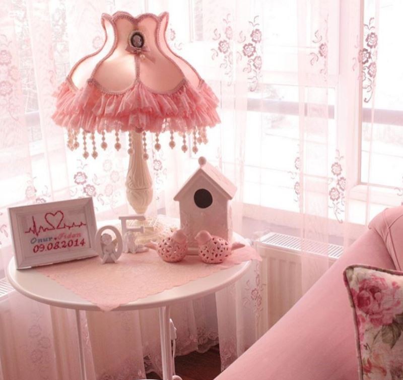 Pastel renklere kırmızı vurgusuyla, Fidan hanımın sıcacık evi..