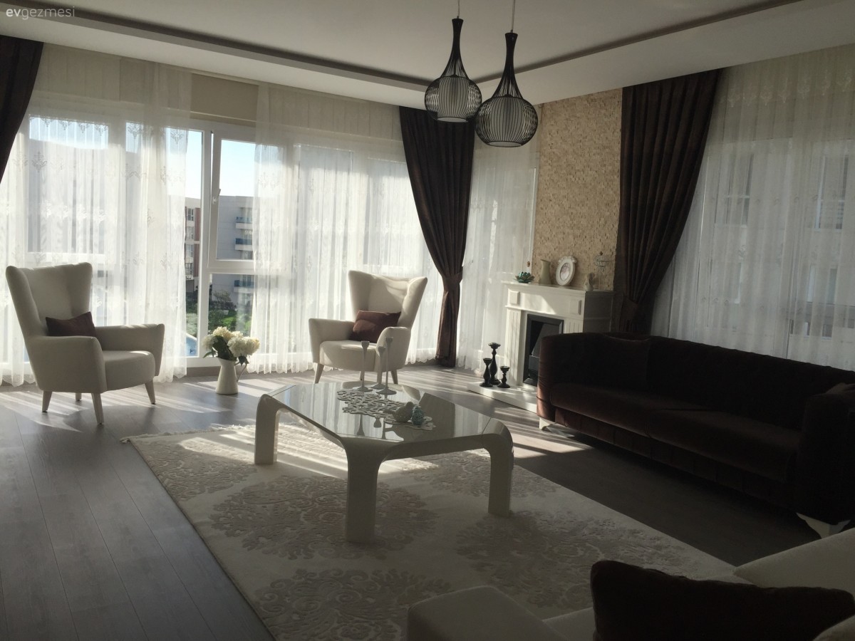 Derya hanımın kahve ve beyazla, aydınlık ve sıcak evi..
