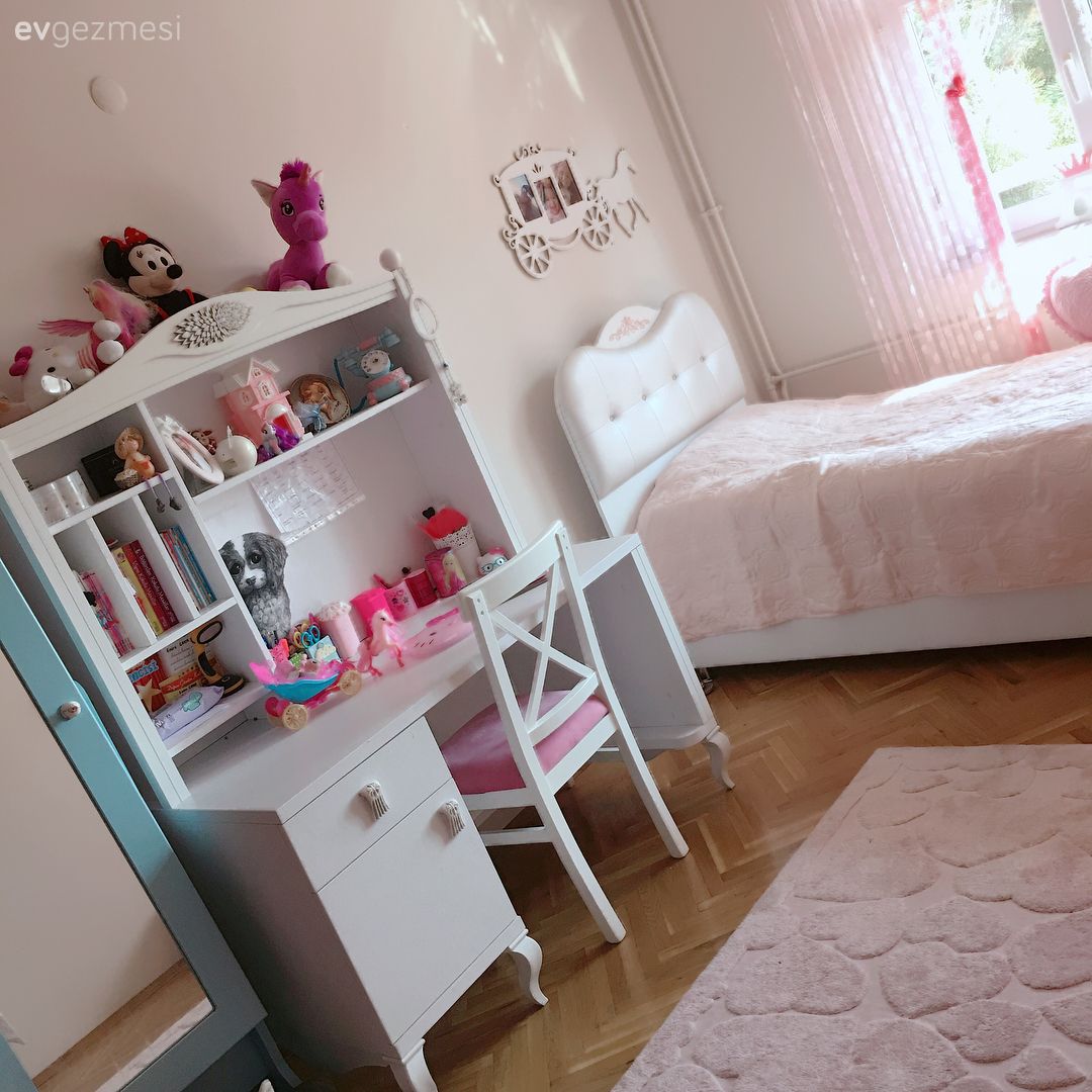 Şık mobilyalar doğal renklerde. Tuğba hanımın keyifli evi..