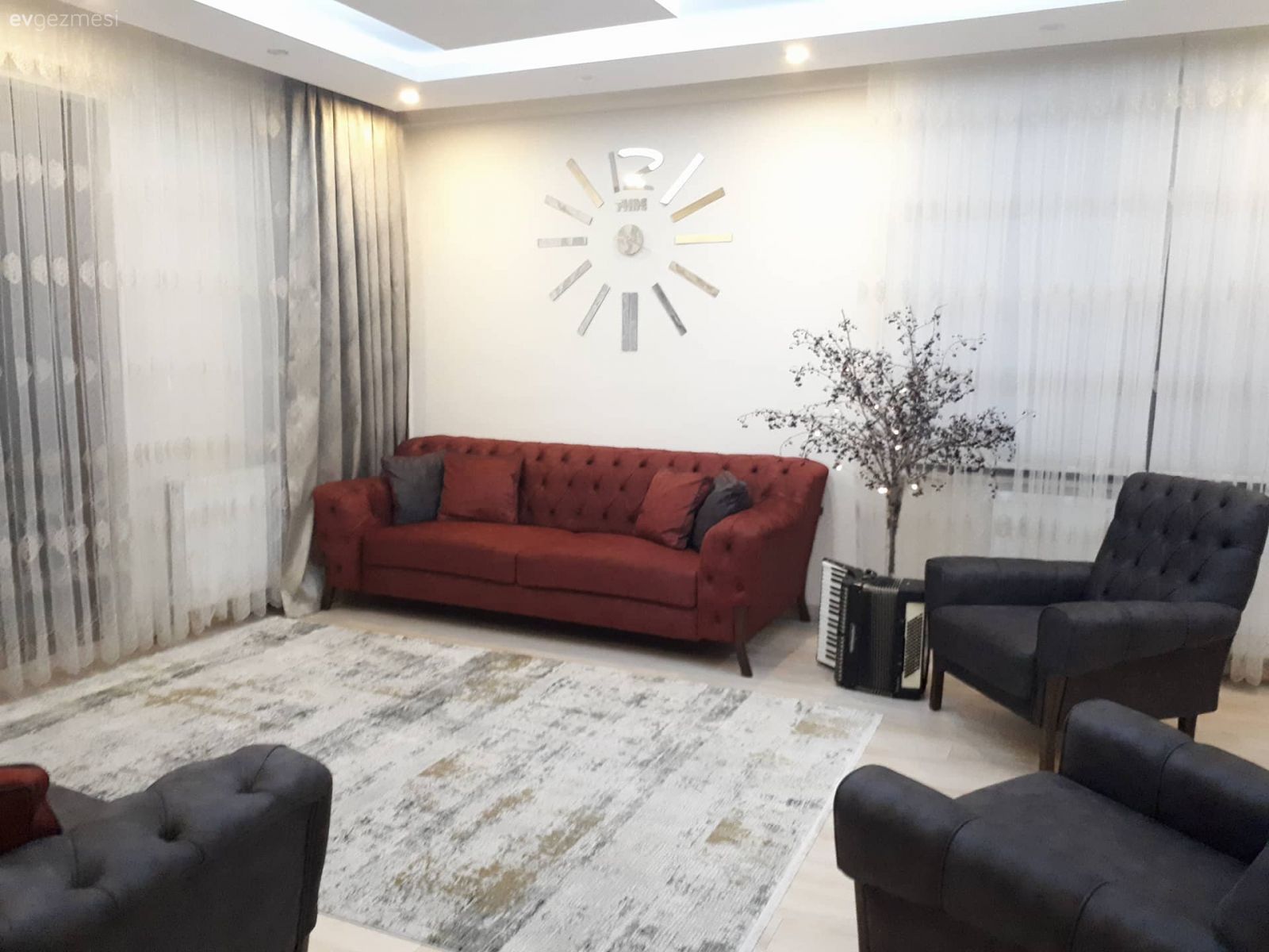 Salon, Duvar saati, Berjer, Halı, Bordo