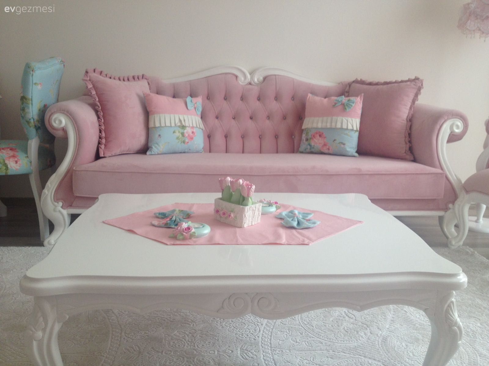 Bu evde pembenin pastel tonuna da, canlı fuşya tonlarına da yer var.