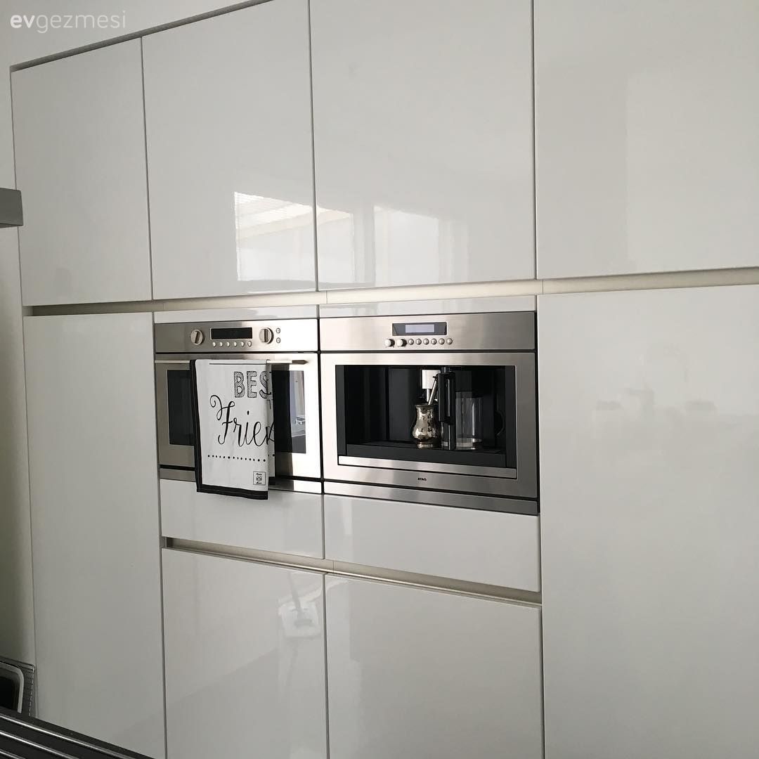 Siyah, beyaz renklere gümüş vurgular. Tuğba hanımın sade, şık evi.