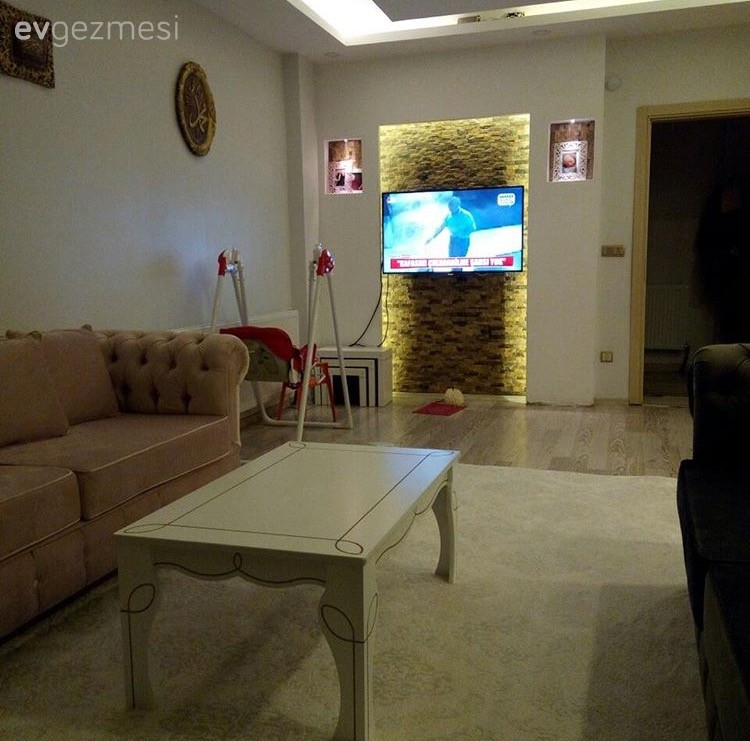 Pembe, Salon, Taş duvar