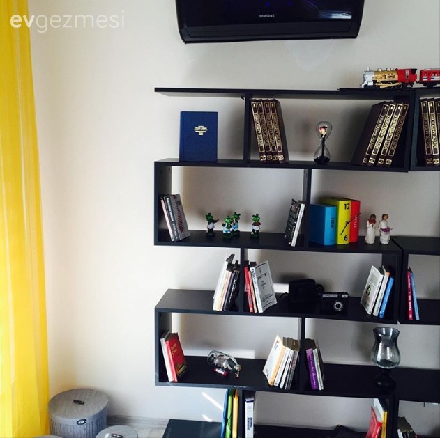 Esra hanımın sade döşeyip sarı renk ile canlandırdığı ofisi