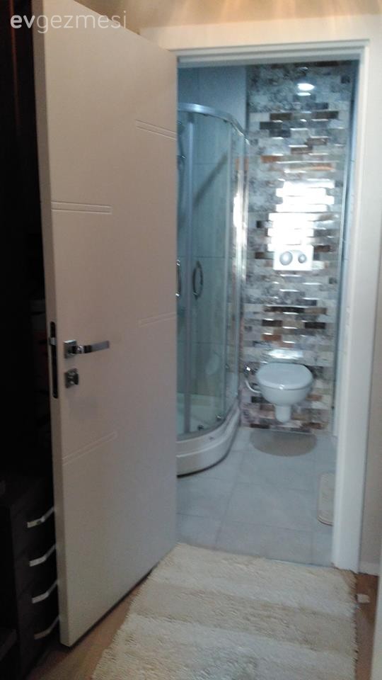 Dilara hanımın geniş evinde, abartıdan uzak ve şık bir dekor..