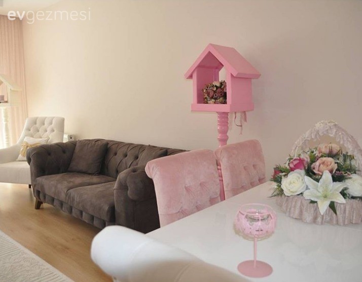 Beyaz ve pembelerle şeker gibi bir ev