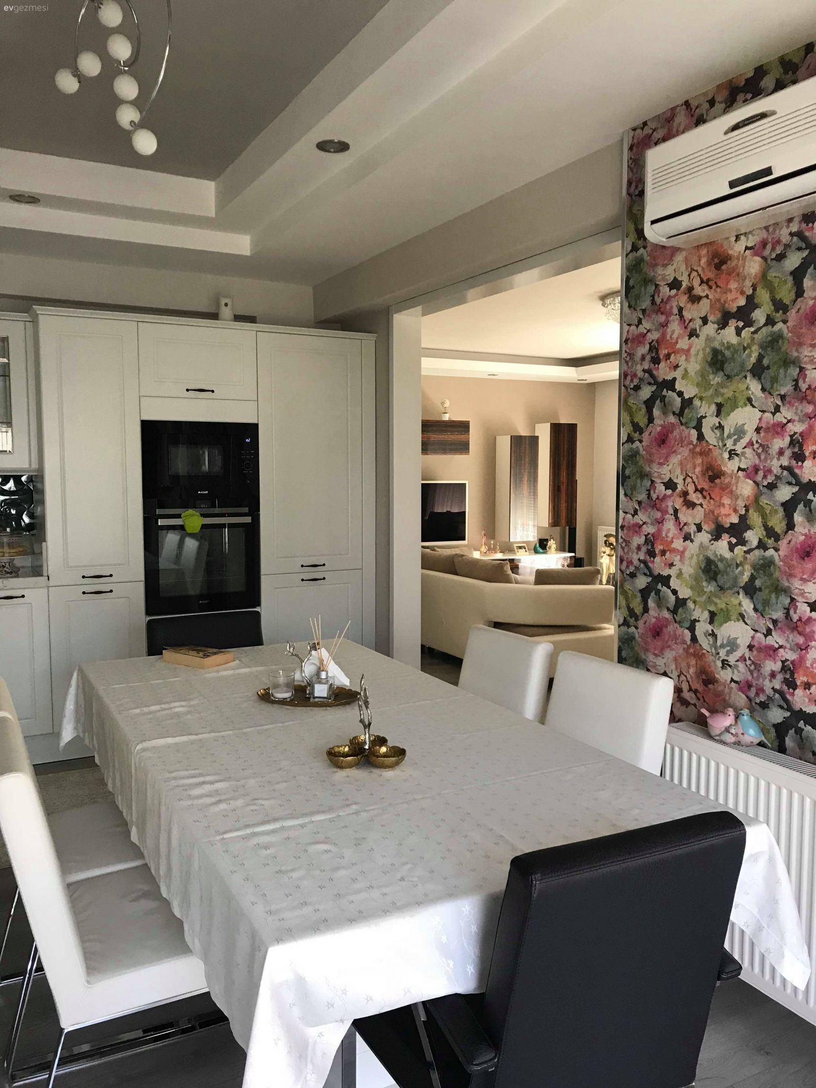 Çağdaş Stildeki Bu Ev Sarı ve Gri Uyumunu Odağa Alıyor