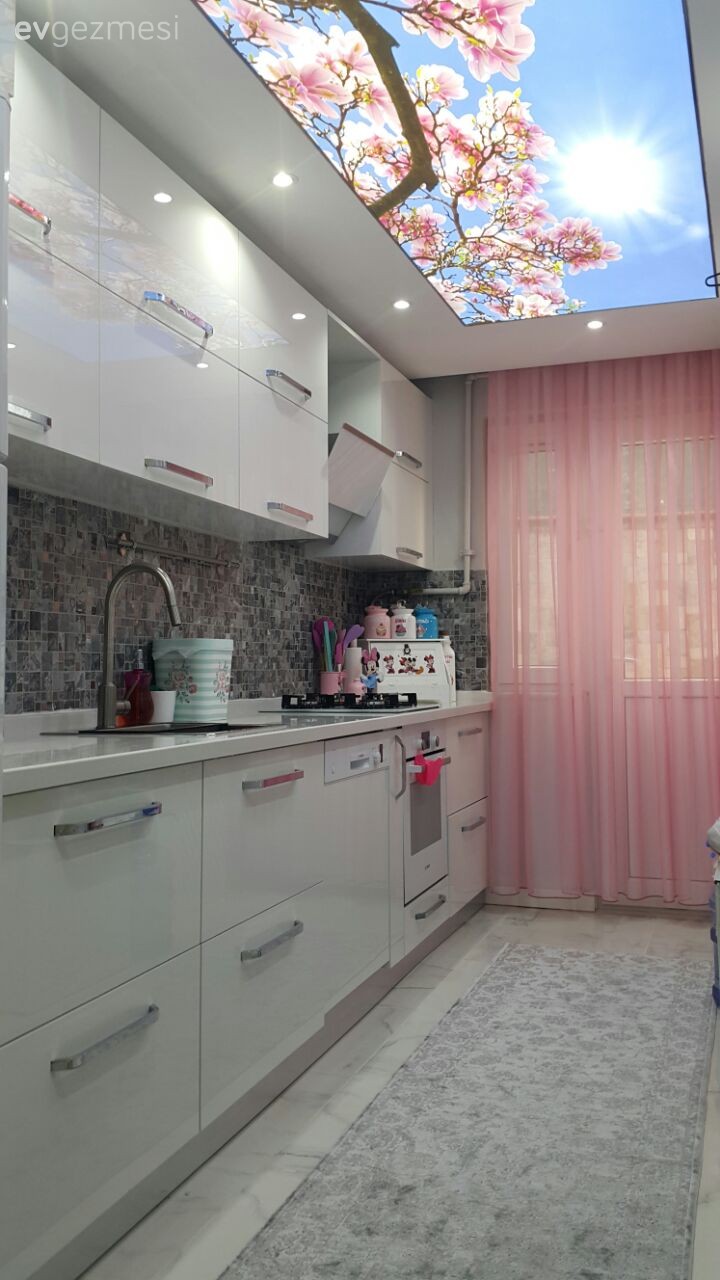 Beyaz mutfak, Gergi tavan, Mutfak, Pembe, Tezgah arası seramik