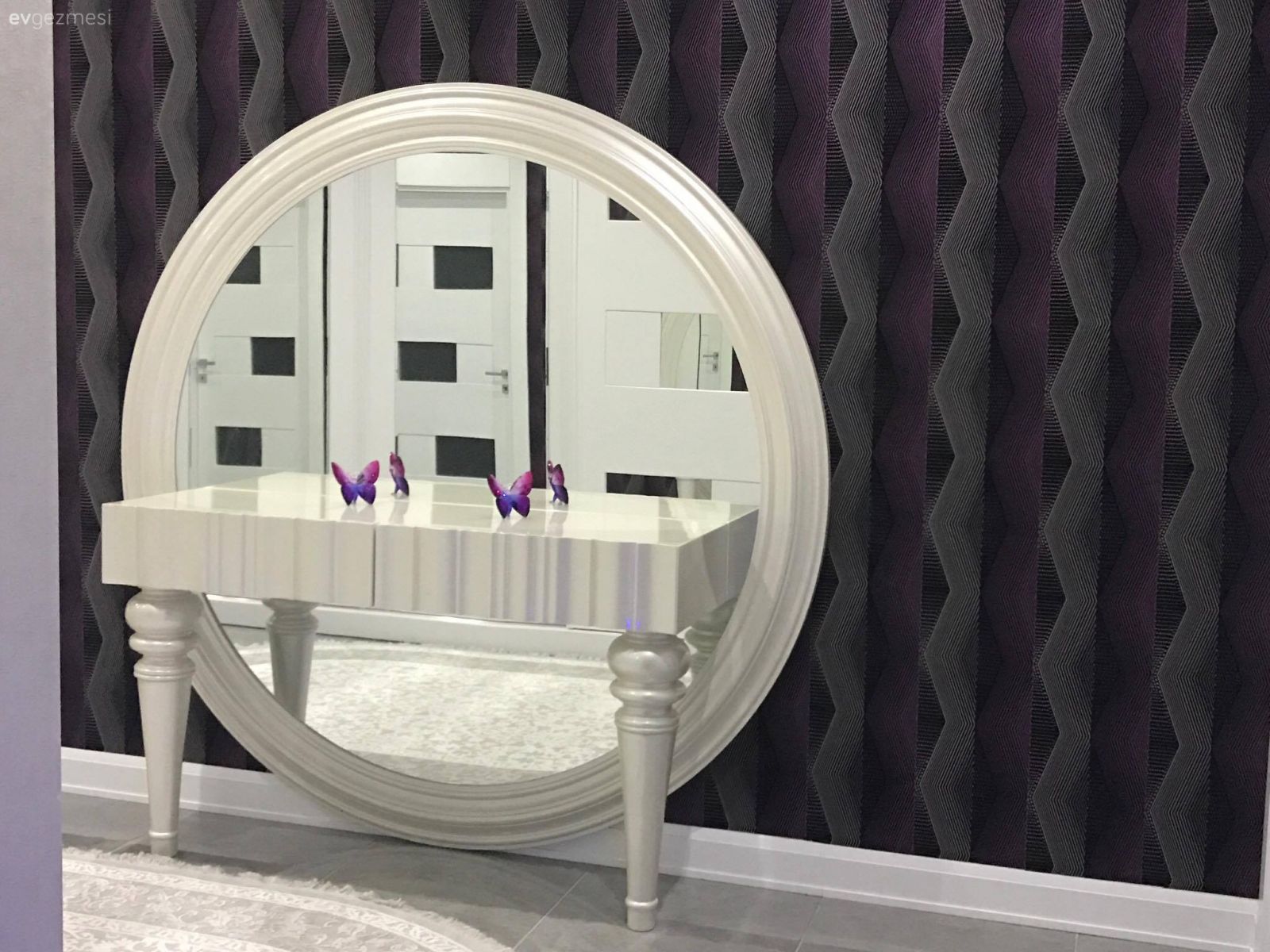 Antre, Dresuar, Ayna, Duvar kağıdı