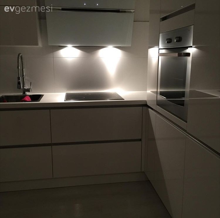 Şengül hanımın her detayında beyazın hakim olduğu, minimalist evi..