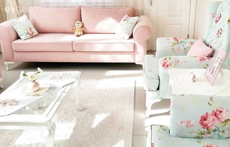 Hatice hanımın çiçekler açan pastel evi..