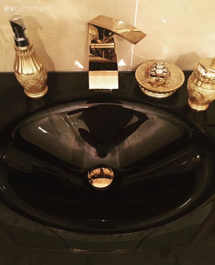Altın, Banyo, Siyah