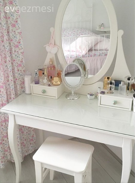 Pastel yeşil ve pembe vurgulu, zerafetin konfor ile buluştuğu ev..