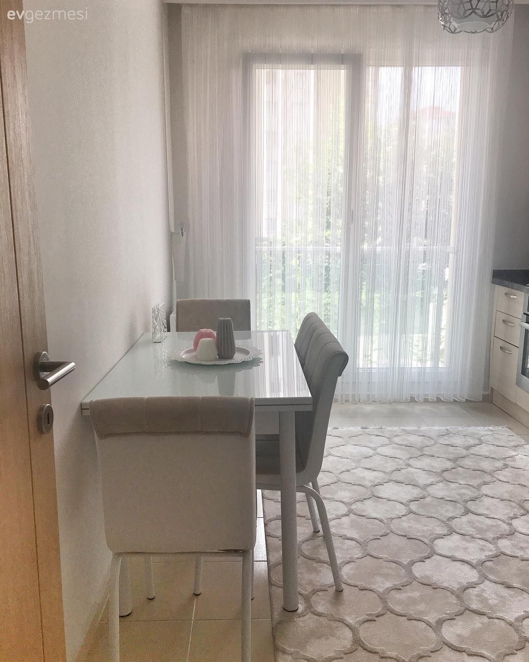 Bu evin sakin renkleri ayna detaylı mobilyalarla ışıltı kazanıyor..