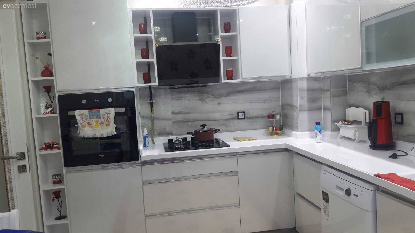 Her odasında kırmızı. Billur hanımın sıcacık evi.