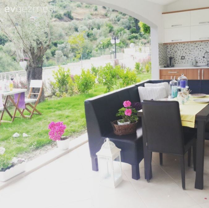 Sivel hanımın, beyazların sarı vurgu ile neşeli bir görünüm aldığı evi