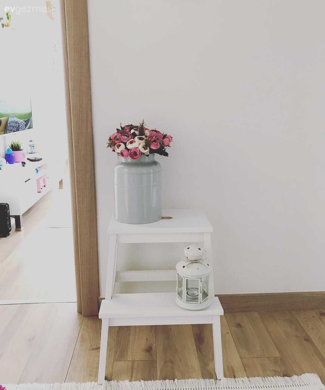 Sıcak renkler, country mobilyalar ve loş ışıklar. Keyifli ve zarif bir ev..