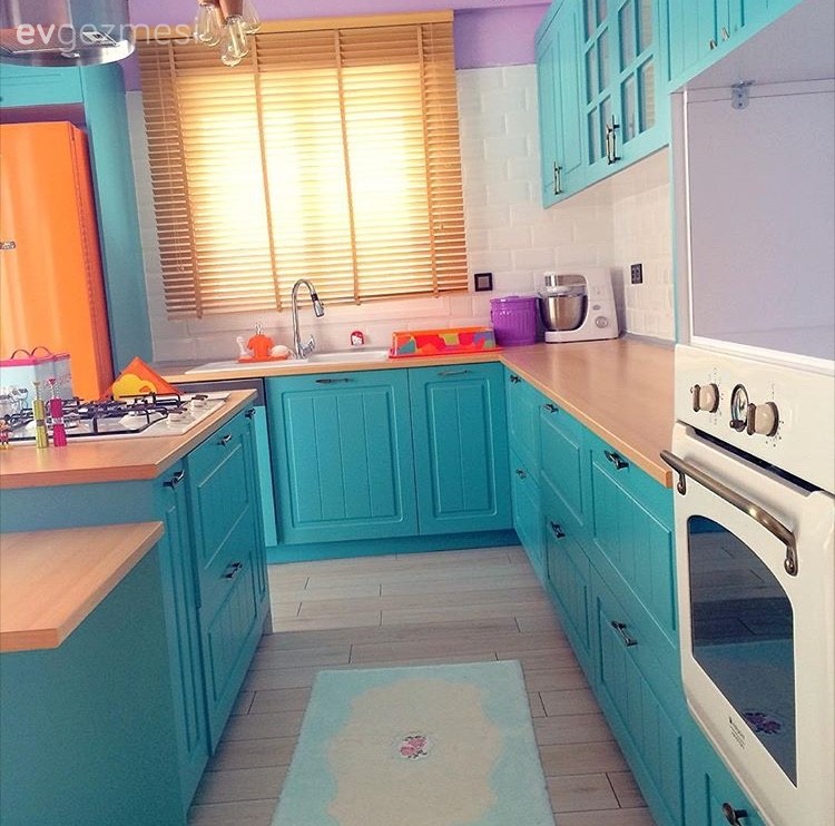 Berna Hanım'ın Turkuaz Renkli, Enerjik Mutfağı...