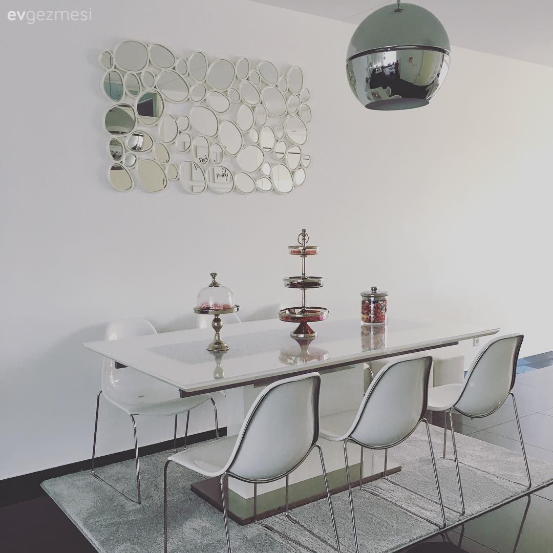 Siyah, beyaz renklere gümüş vurgular. Tuğba hanımın sade, şık evi.