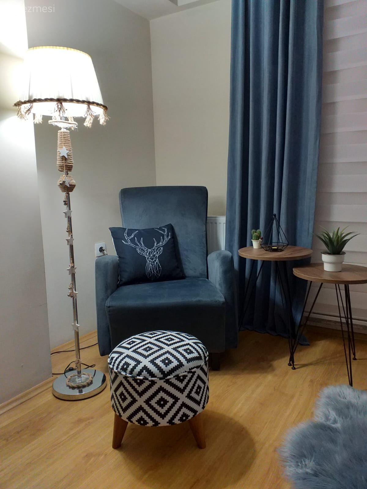 Salon, Gri, Berjer, Siyah- Beyaz, Geometrik desen, Zigon sehpa, Metal ayaklı sehpa, Lambader, Fon perde