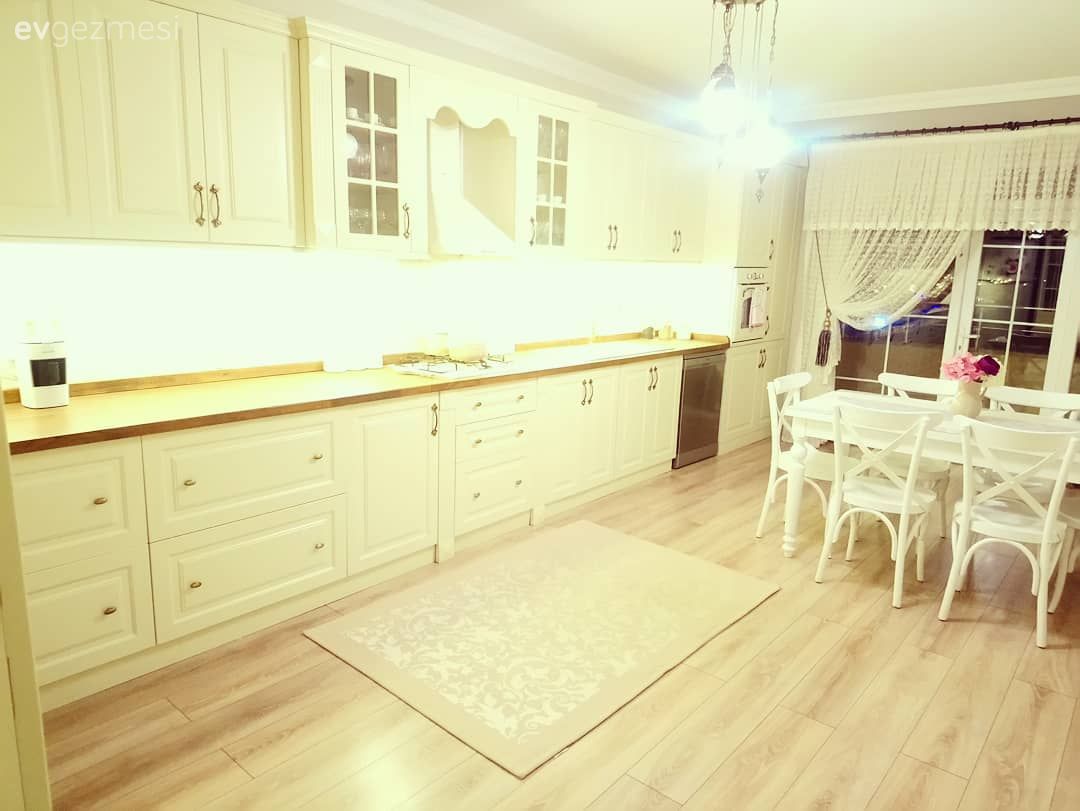 Ferah ve akıcı olduğu kadar canayakın da bir ev. Nil hanımın zarif dekoru..