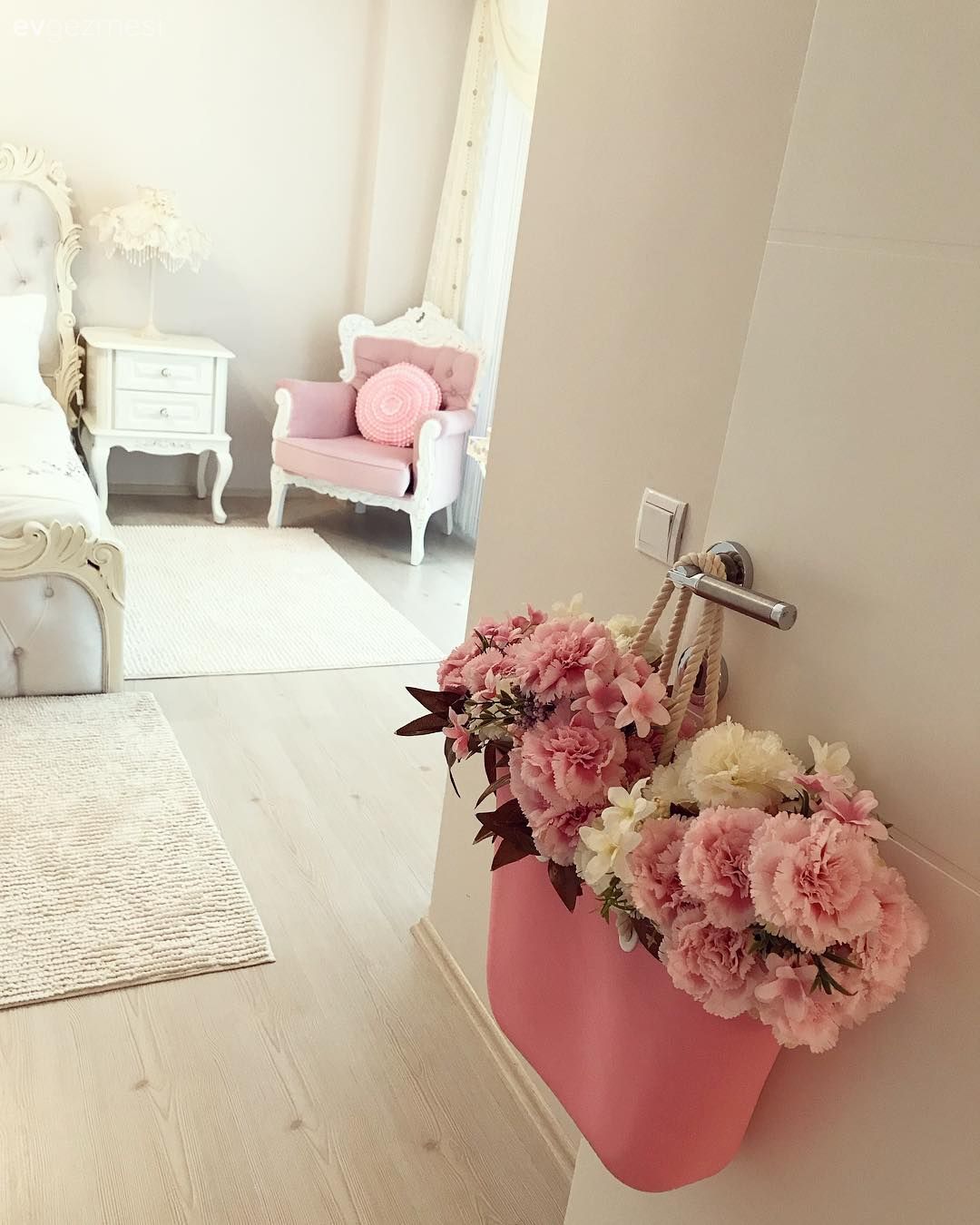 Çiçekler, Yapay çiçekler, Yatak Odası, Berjer, Pastel renkler, Pembe, Beyaz halı