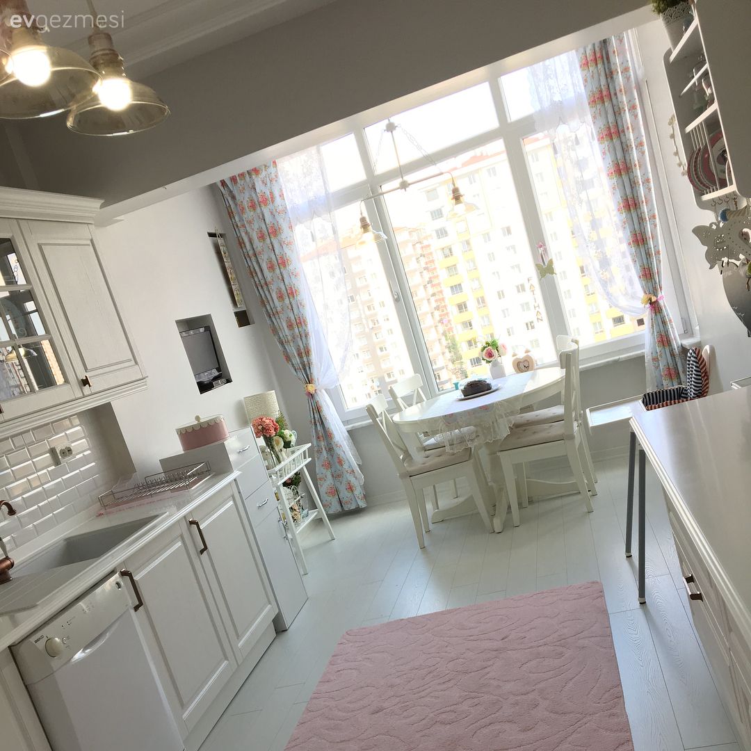 Beyaz mutfak, Country mutfak, Fon perde, Halı, Mutfak, Pembe