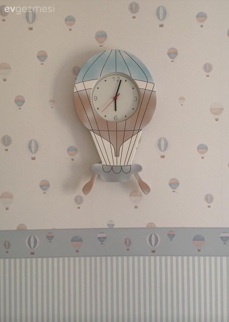 Uçan balon konseptiyle hayalci ve neşeli bir çocuk odası.