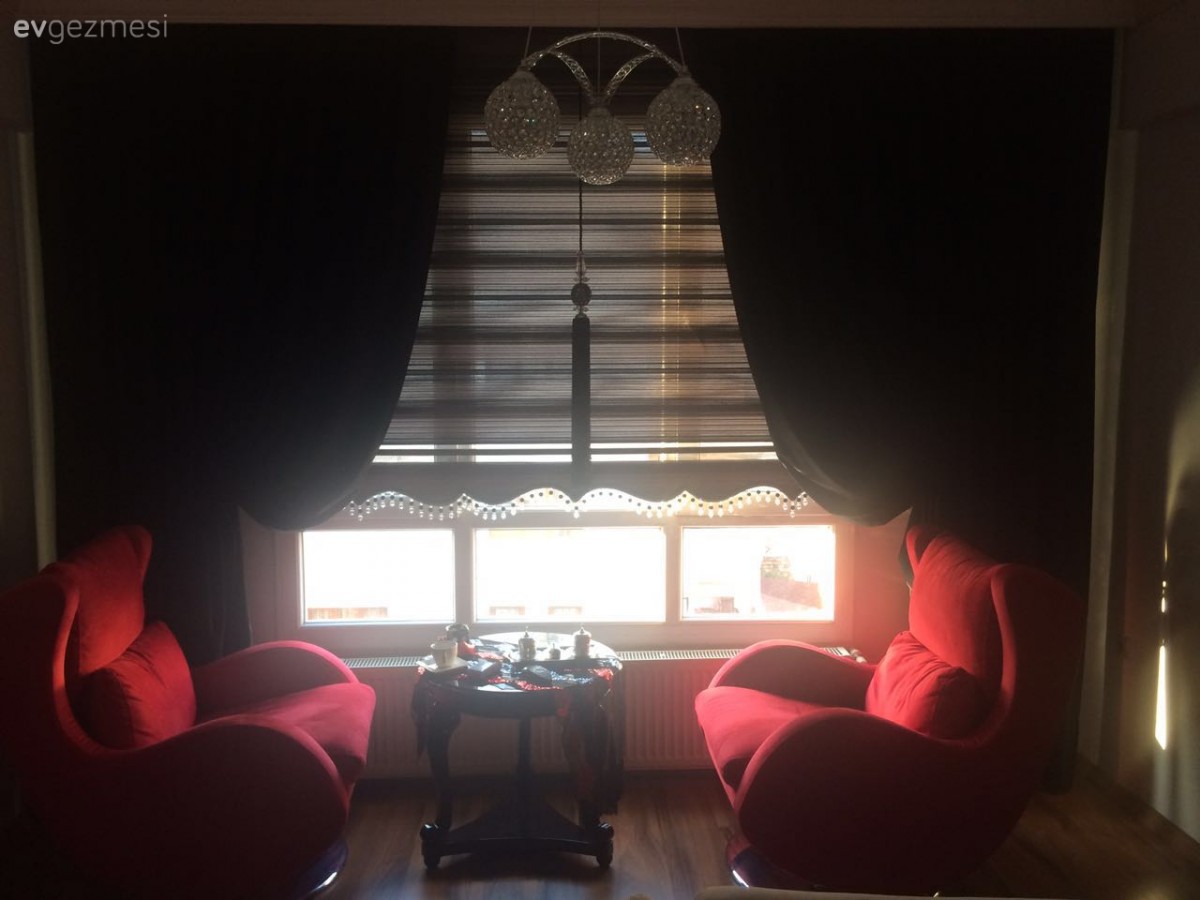 Vidat hanımın kırmızı, siyah ve beyaz renklerde göz alıcı evi..