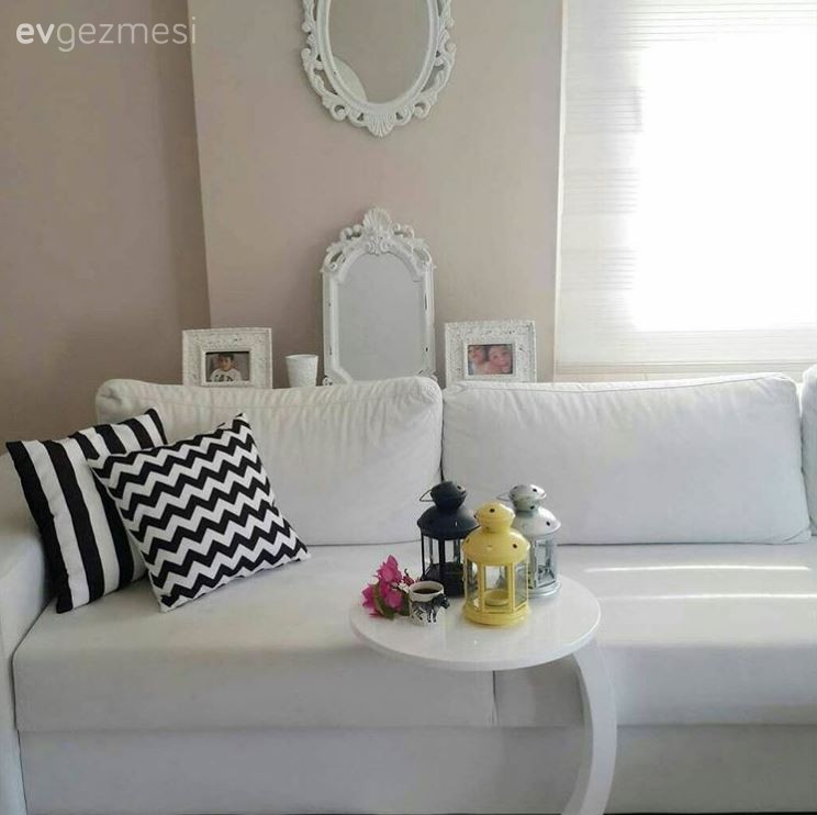 Sivel hanımın, beyazların sarı vurgu ile neşeli bir görünüm aldığı evi