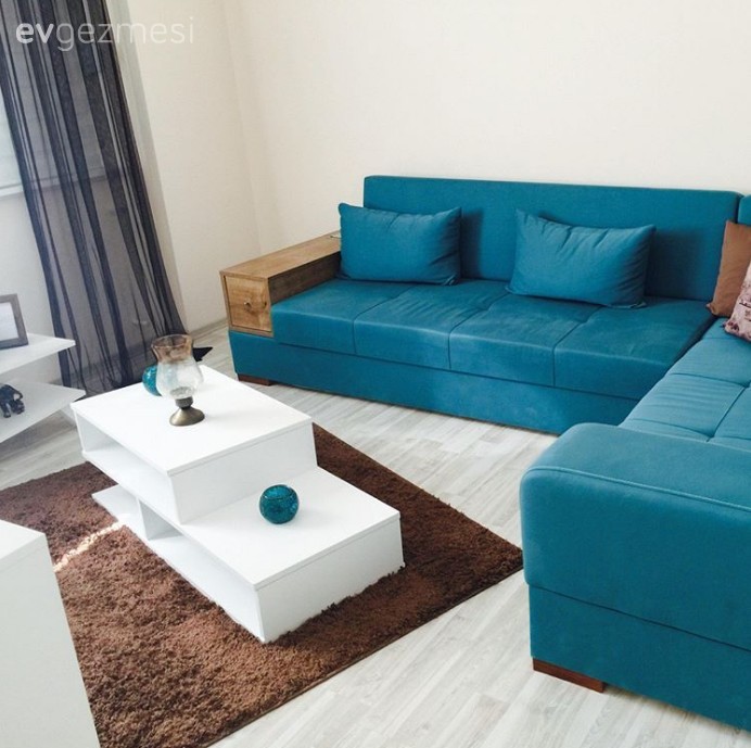 Esra hanımın sade döşeyip sarı renk ile canlandırdığı ofisi