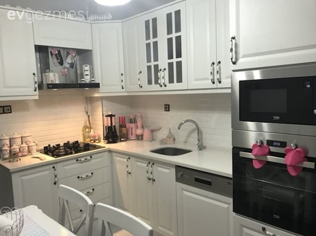 Beyaza neşe katan detaylar. İrem hanımın mutfağı..