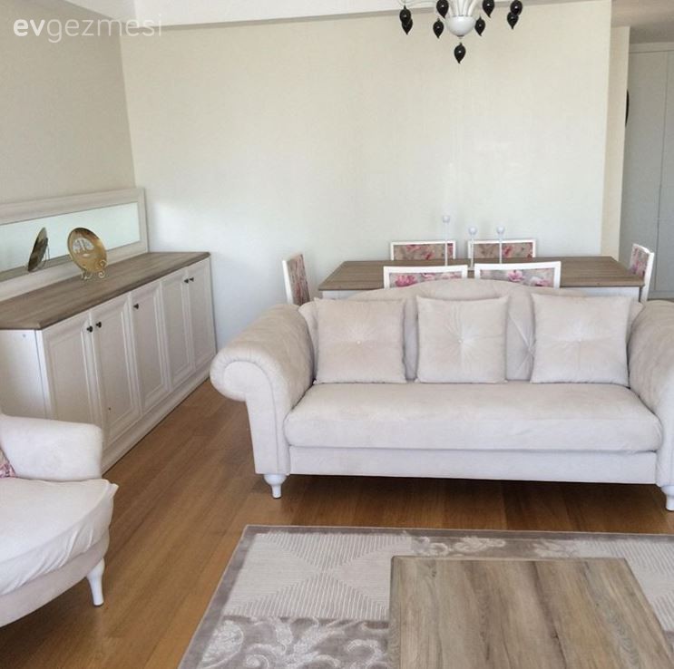 Nurcan hanımın sadeliği ön planda tutan dingin ve ferah evi..