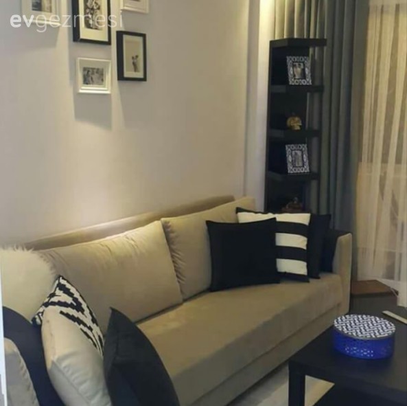 Siyah mobilyaların maviyle hareketlendiği modern bir dekor..