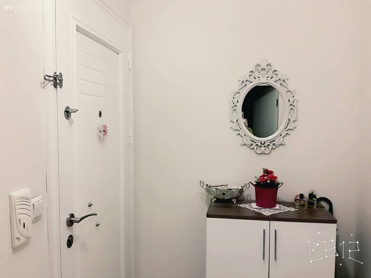 Yasemin hanımın aydınlık renkleri tercih ettiği cıvıl cıvıl evi..