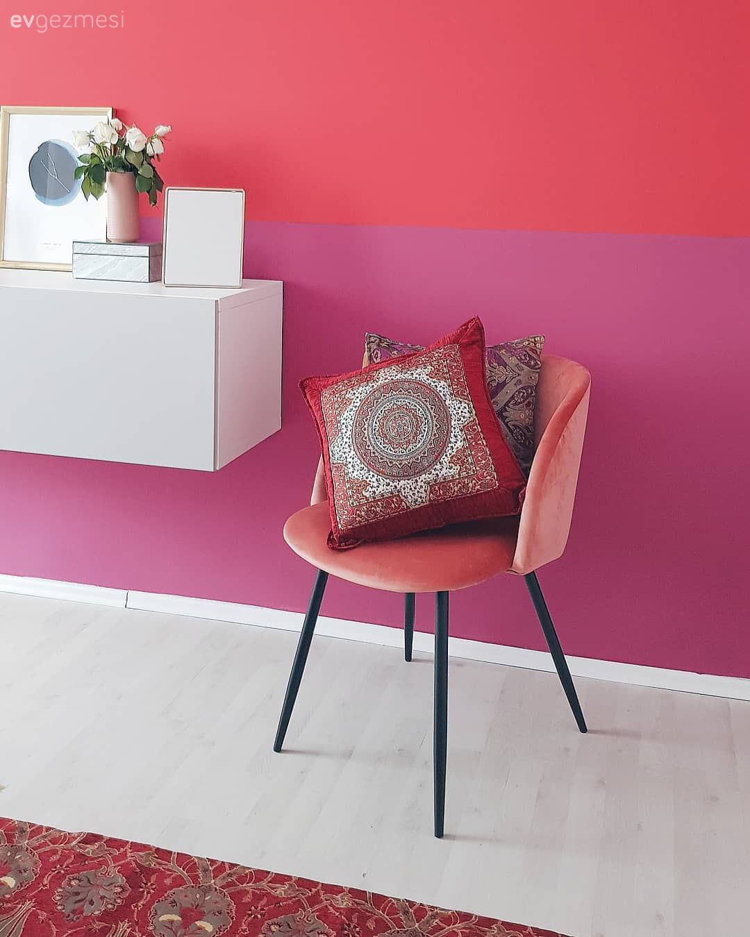 Mor, Kırmızı, Kırmızı duvar rengi, Dekoratif Objeler, Kırlent, Sandalye