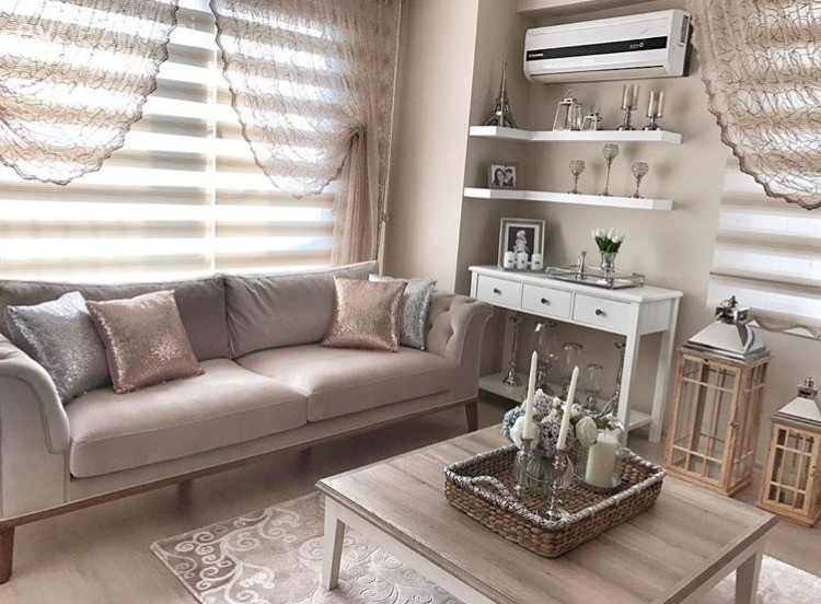 Ahşap Mobilya, Dresuar, Halı, Kahverengi, Krem, Kruvaze perde, Orta sehpa, Pembe, Perde, Salon