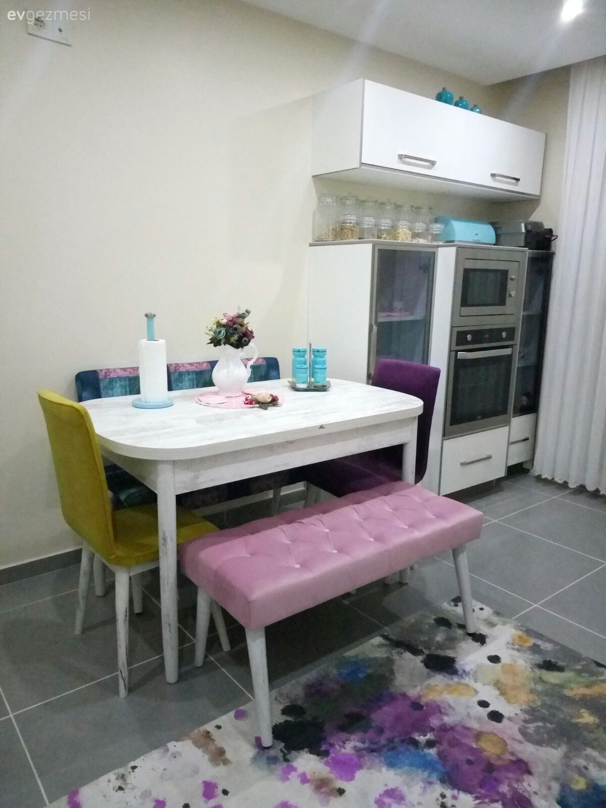Mutfak, Beyaz mutfak, Ankastre, Mutfak masası, Pembe, Sarı, Mutfak halısı, Halı, Bank