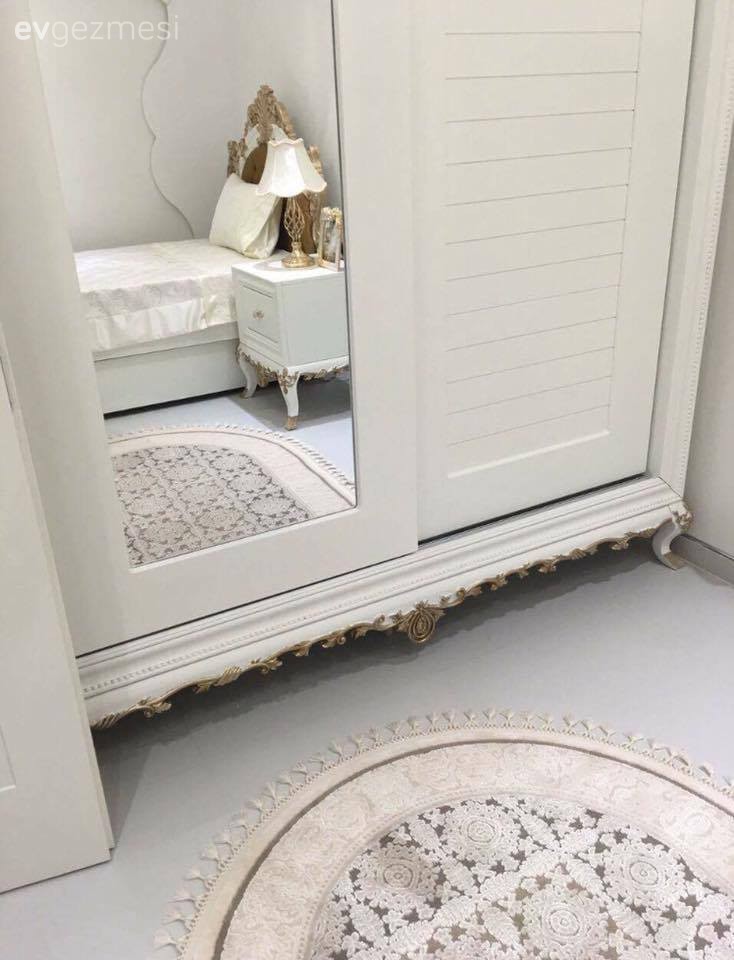 Kebire hanımın oymalı mobilyalar, lüks renklerle, gösterişli evi..