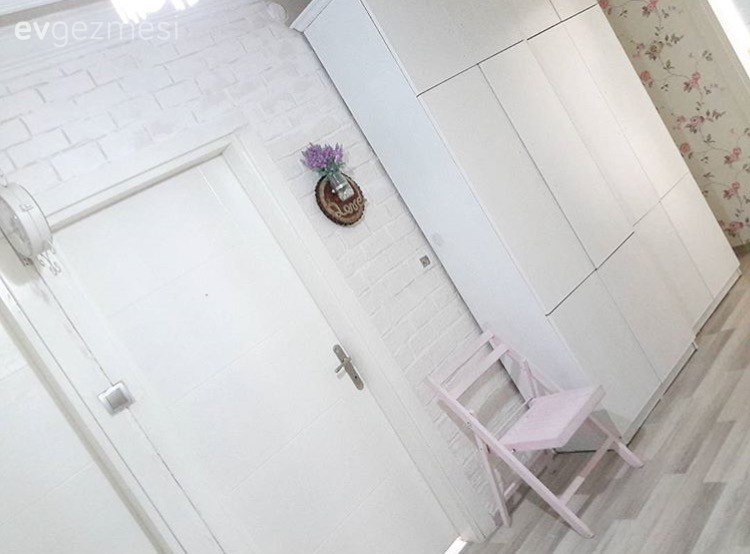 Boya ve duvar dekorlarıyla aydınlanan bir antre: Harika dönüşüm!