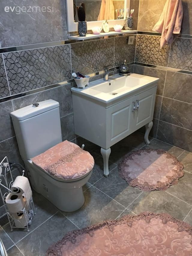 Mavi vurguların ferah ve dingin bir his kattığı, uyumlu ve şık bir ev..