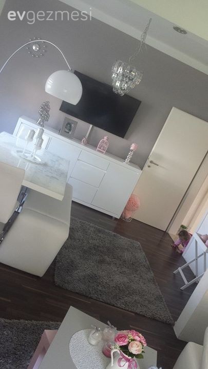 Meryem hanımın gri ve beyaz uyumunda aydınlık ve şık evi..