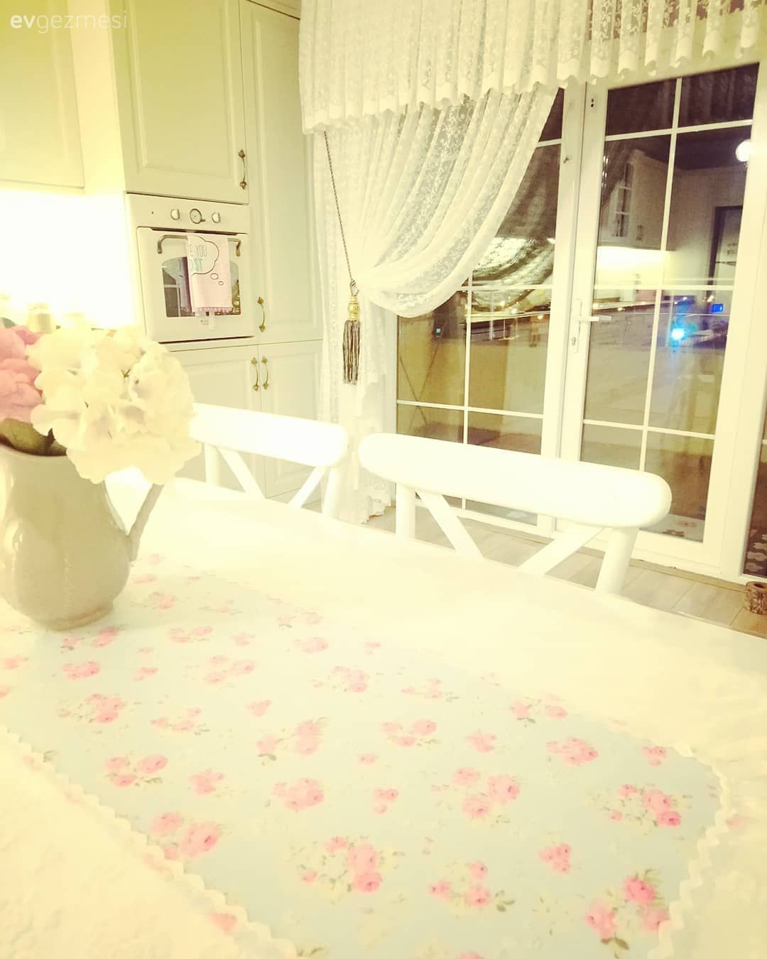 Ferah ve akıcı olduğu kadar canayakın da bir ev. Nil hanımın zarif dekoru..