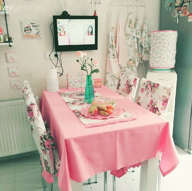 Feride hanımın çiçek desenlerle havası yumuşayan klasik stil evi..