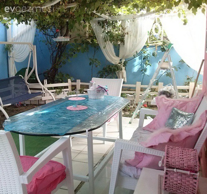 Tuba hanım'ın boyadığı bahçe duvarı