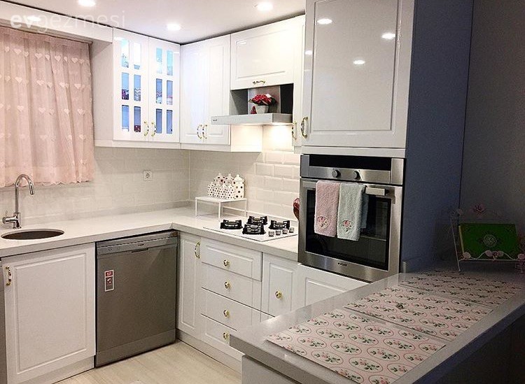 Altın detaylarla göz alıcı: Neslihan hanımın mutfağı..