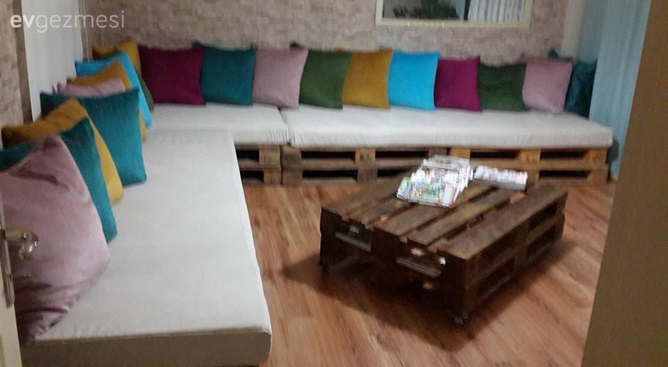 Emel hanımın paletlerden yaptığı bir oturma odası takımı