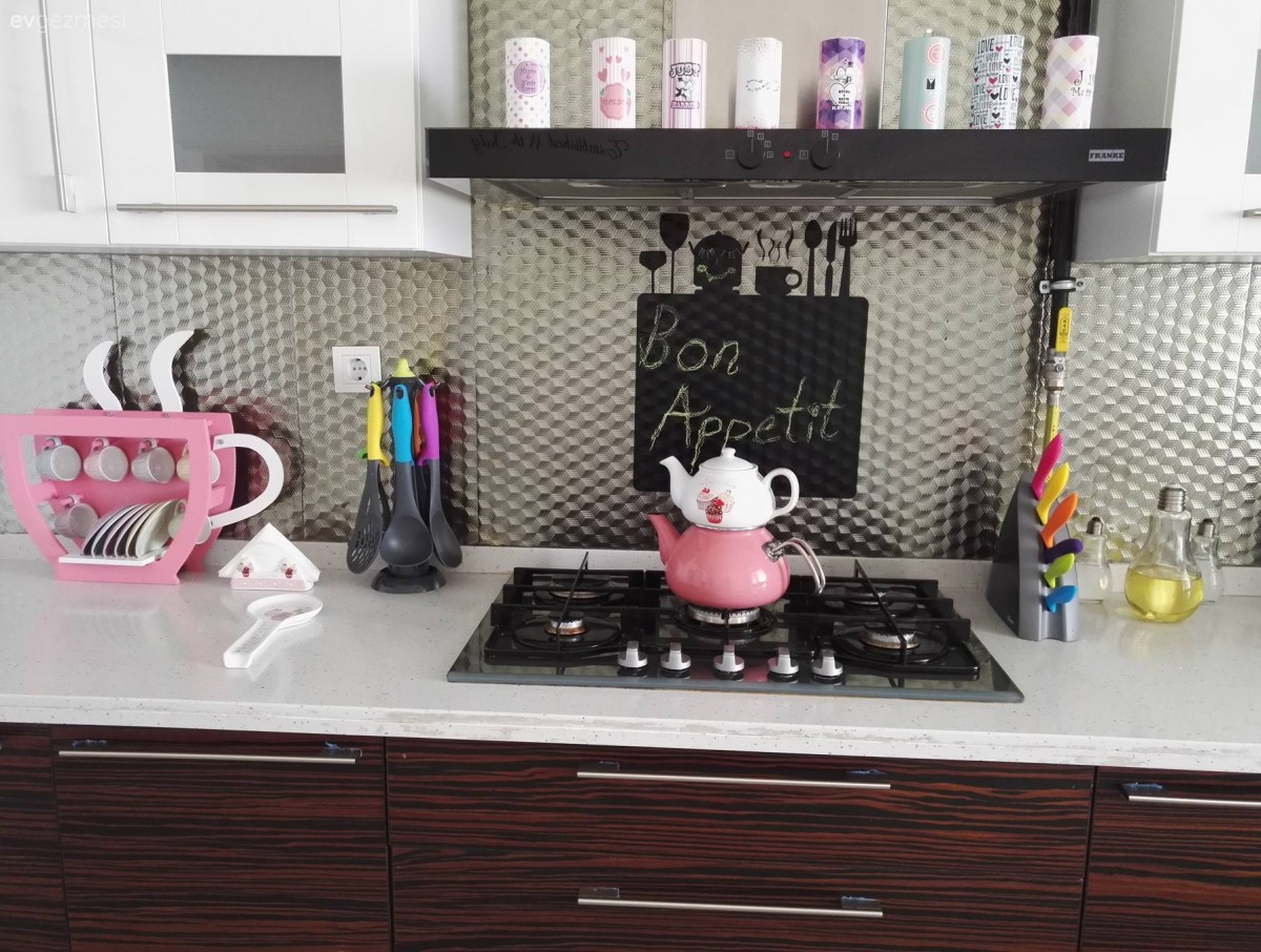 Hüsra hanımın modern çizgide, renkli ve konforlu evi..