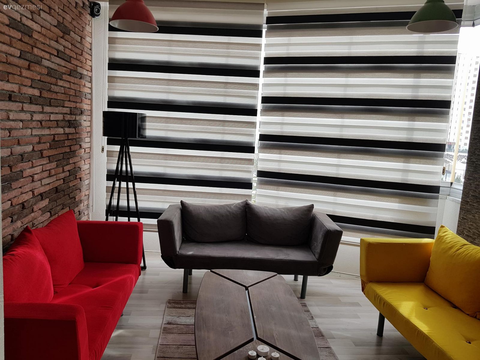 Balkon, Gri, Lambader, Perde, Zebra Perde, Sarı, Kırmızı, Taş duvar